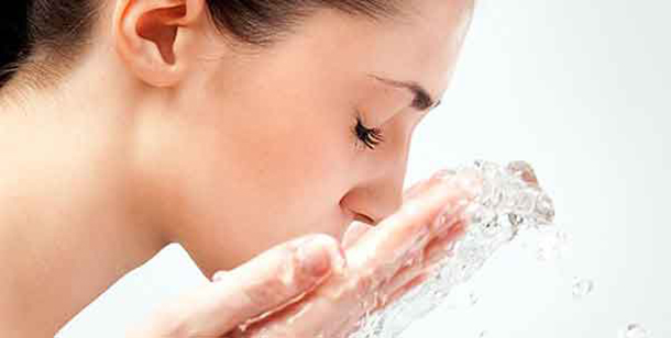 O efeito “rebote” na lavagem do rosto.
