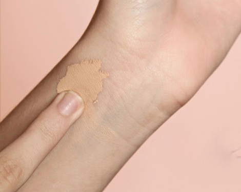 Devo testar a cor da base no pulso?