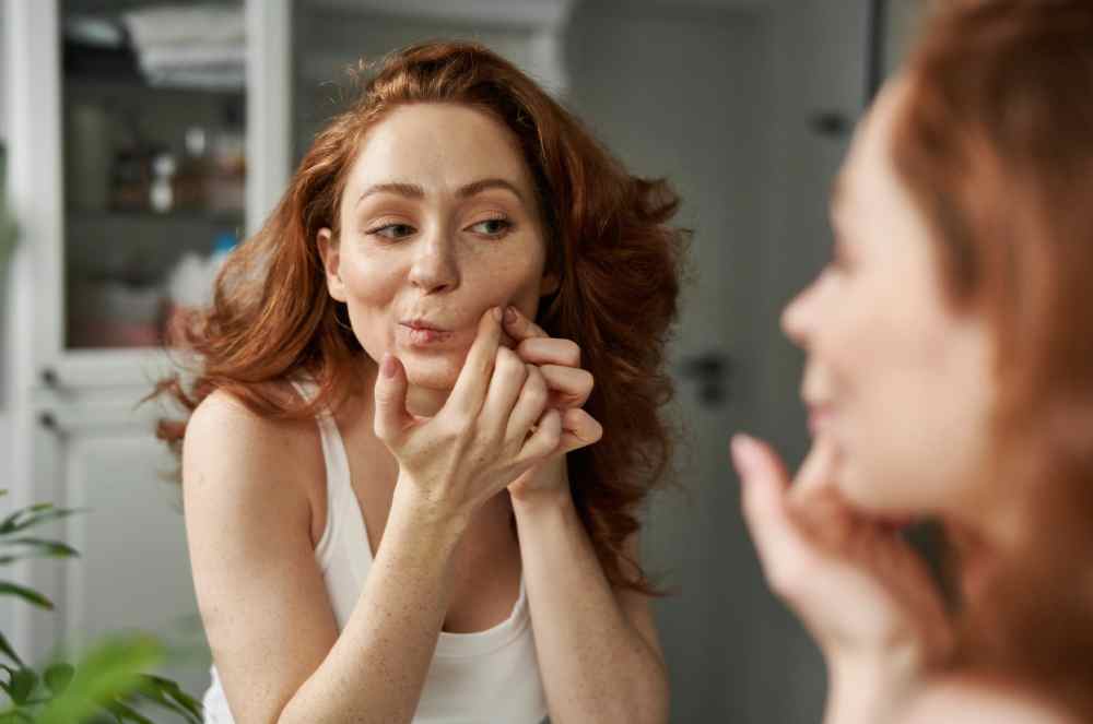 Não é só na adolescência: acne afeta mulheres até na menopausa