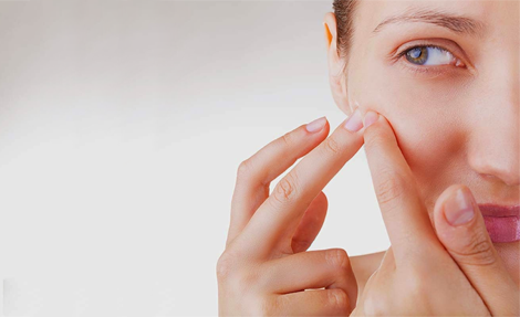 Muitas espinhas no rosto? O problema pode estar na sua toalha!