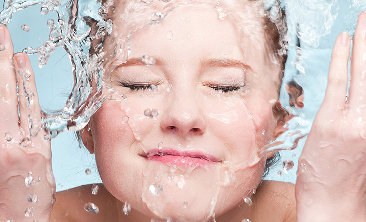 Pele de pêssego: o ritual para cuidar da pele diariamente em todas as idades