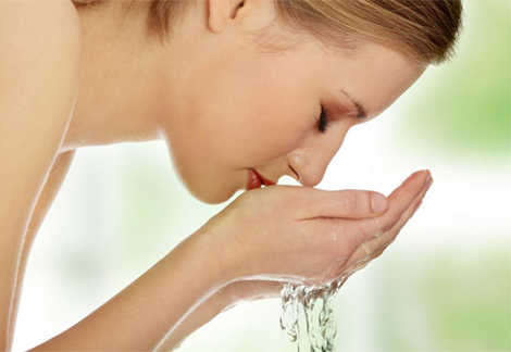 Por que devemos lavar o rosto ao acordar?