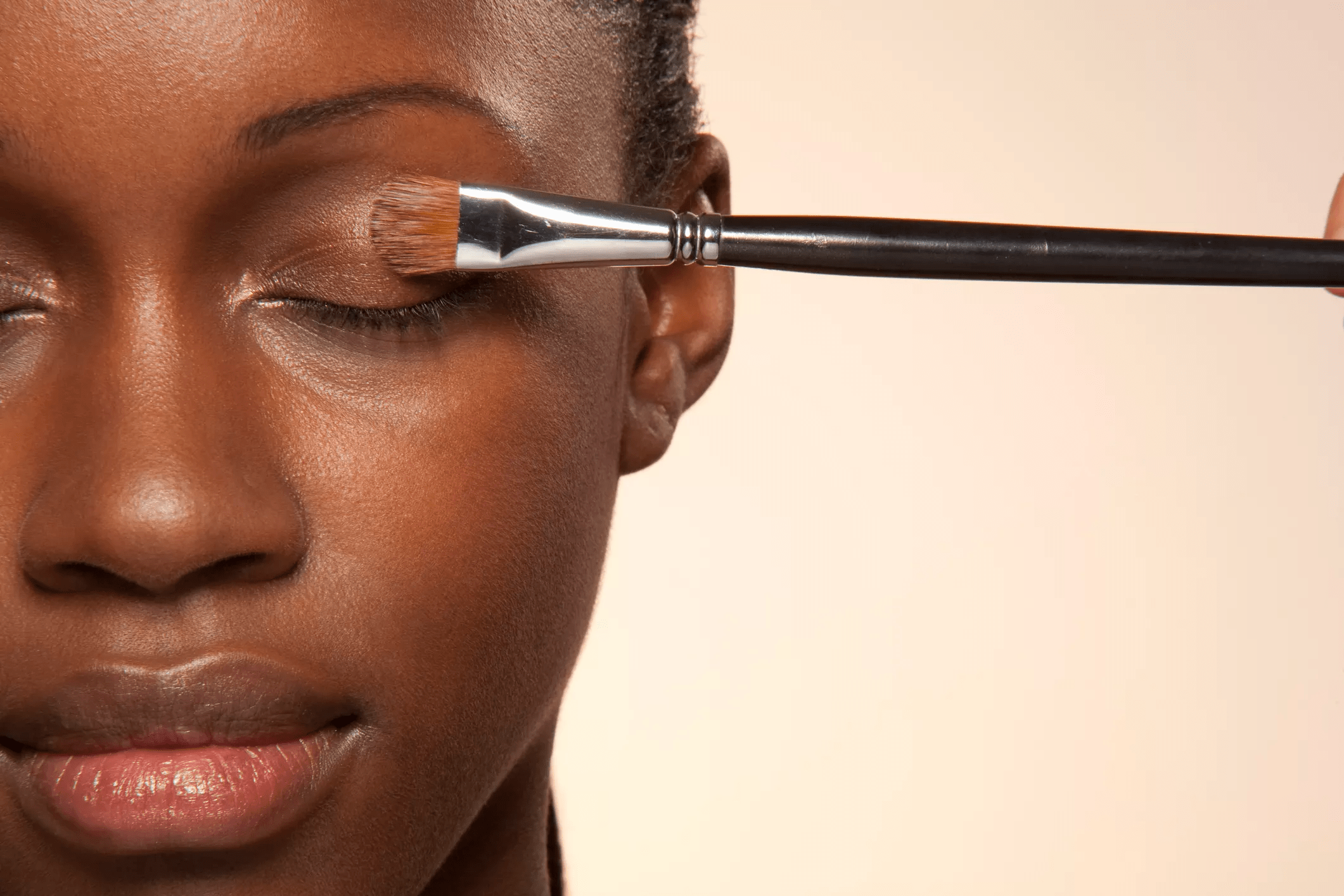 Maquiagem em pele seca: dicas para evitar o efeito craquelado