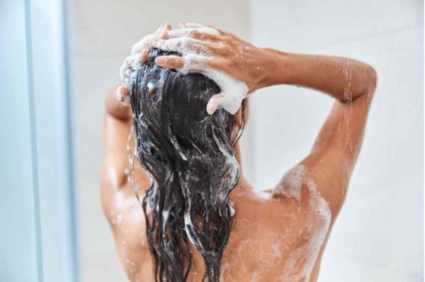 Quantidade de espuma não determina o poder de limpeza de um shampoo