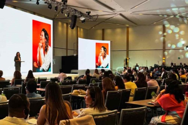 CEO do Grupo Audatti, Dra. Cintia Cunha, é palestrante convidada da Galderma em evento internacional no México